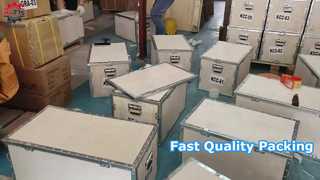 倉庫の梱包作業中！